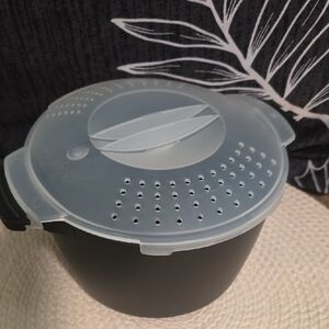 Pampered Chef Black Pot with Clear Strainer Lid